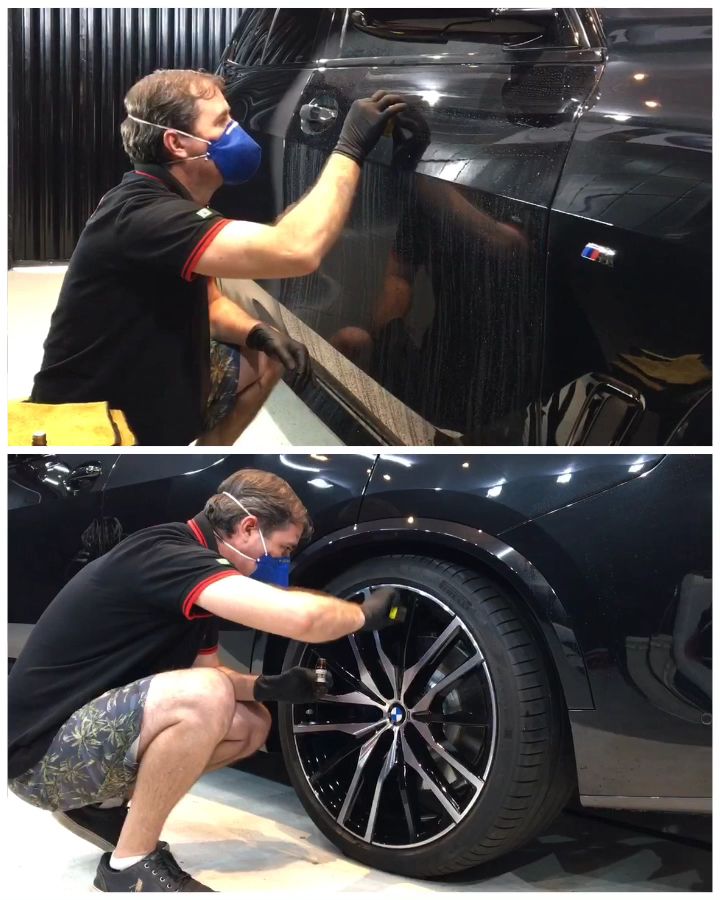 Equipe trabalhando em um carro no estúdio