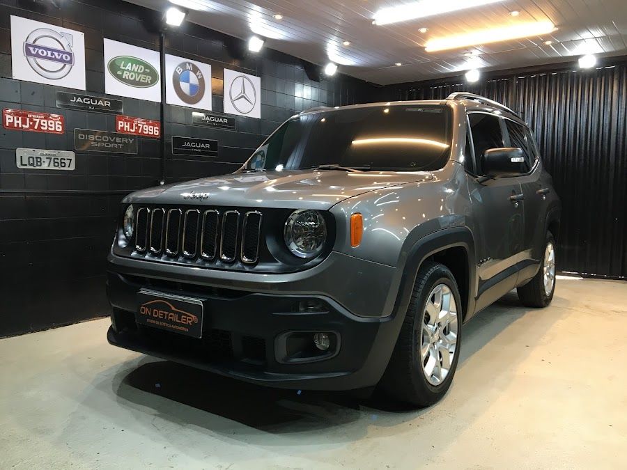 Jeep Renegade cinza no estúdio