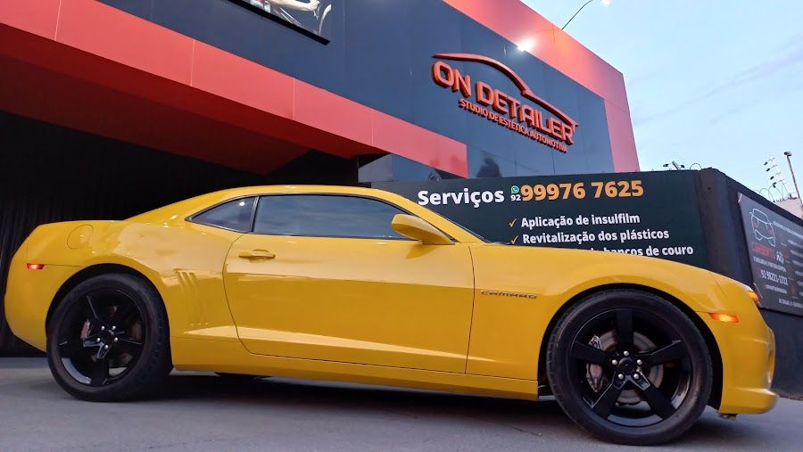 Camaro amarelo na frente do estúdio